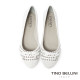 TINO BELLINI 貝里尼 巴西進口刻花優雅小花平底鞋FSBV025-0(白色)