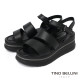 TINO BELLINI 貝里尼 時尚簡約進口真皮寛版魔鬼氈厚底涼鞋FSOT027-1(黑色)